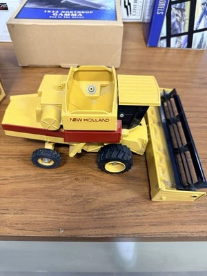 ERTL New holland Combine With Box With Two Front Attachments - Image 1 of 4