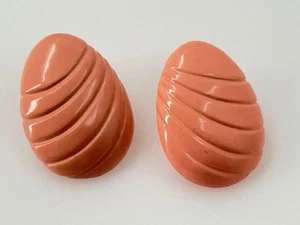 Aretes perforados vintage de resina de melocotón con diseño esculpido para mujer - Imagen 1 de 6