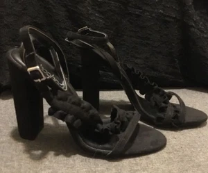 Zapatos para mujer Boohoo sandalias con tacón negro con volantes - talla 9 de EE. UU. - talla 7 del Reino Unido - EXCELENTE  - Imagen 1 de 4