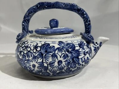 Tetera antigua china azul y blanca con marca Ming pero posterior floral Foto 1 de 4