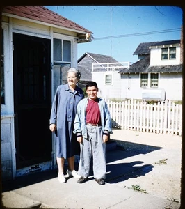 Grandma and grandson - 1954 Stereo Realist slide #1997 - Picture 1 of 3