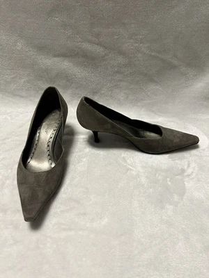 Mujer BCBGirls Gris Gamuza Punta Punta Zapatos de salón Talla 7.5 Foto 1 de 4