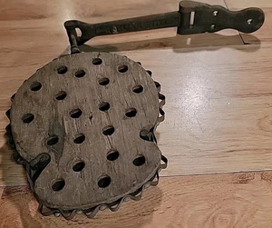 Antique Cast Iron / Wood Wall Mount Tool Holder - Bild 1 von 9