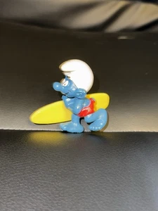 Figura de acción vintage de los Pitufos 1981 Surf Smurf tabla de surf amarilla PVC - Imagen 1 de 5