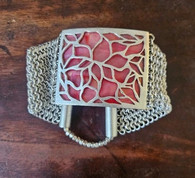 Kenneth Cole New York Pulsera Malla Elástica Cadena Tono Plata Rojo Espalda Floral Foto 1 de 3