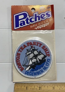 Neu in Verpackung Boston Tea Party Schiff 1773 Souvenir Voyager bestickt Bügelbild Aufnäher - Bild 1 von 3