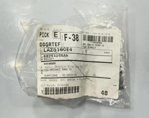 2015-2018 JEEP RENEGADE FRONT LEFT FENDER BRACKET P/N 68254255AA GENUINE OEM NEW - Picture 1 of 7