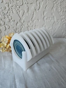 Set 8 sottobicchieri vintage MCM acrilico rattan blu bianco con caddy - Foto 1 di 5