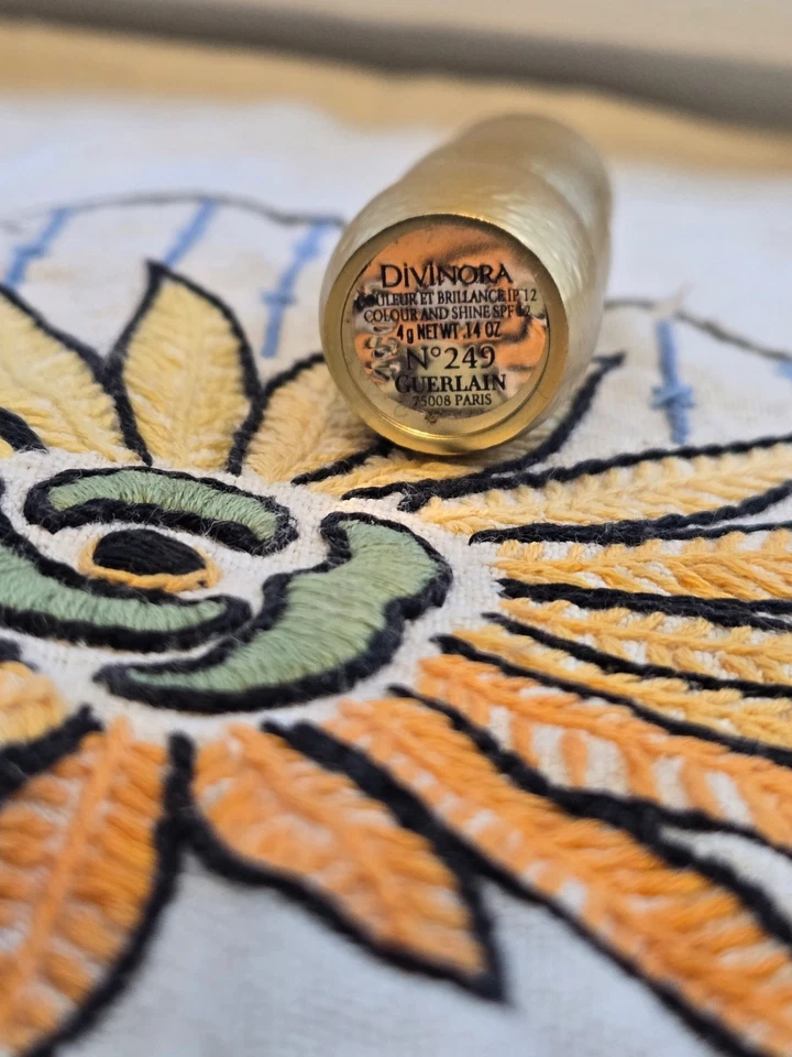 Guerlain Divinora Lipstick # 249 Color & Shine Vintage w/ Mirror Angelina Jolie - Image 1 of 3