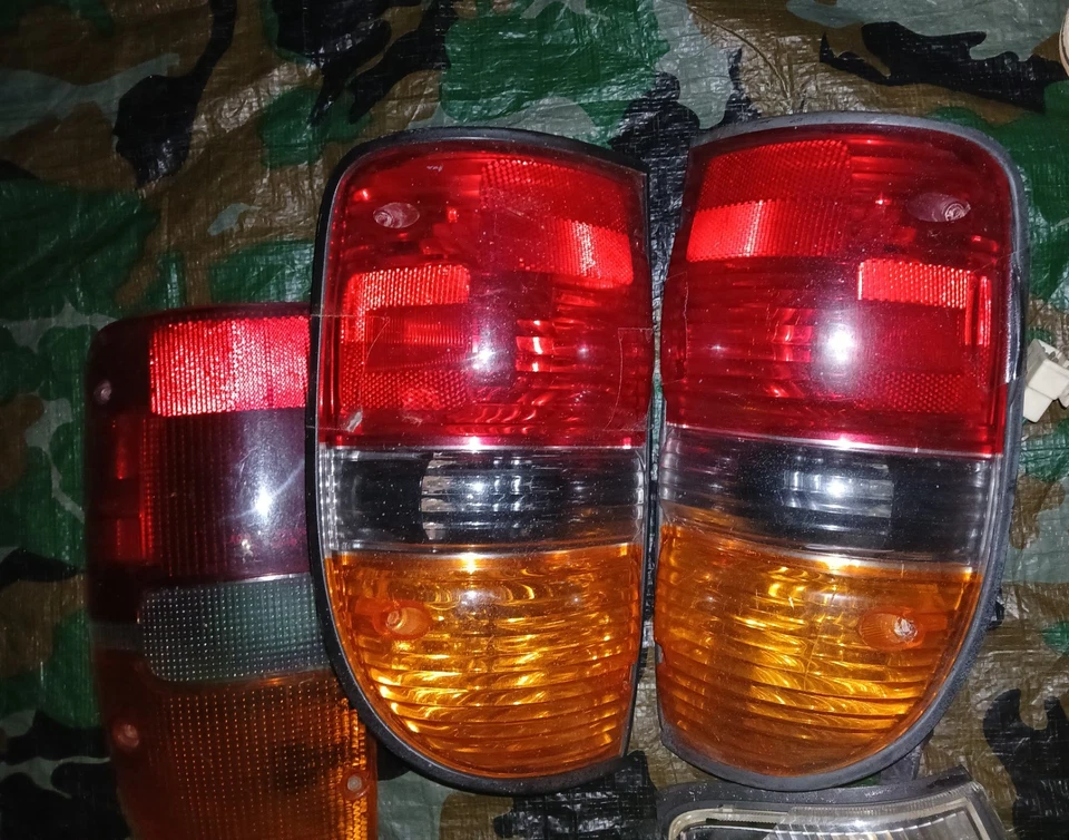 Conjunto de lanterna traseira esquerda usado serve: 2003 Toyota Tacoma esquerda grau B - Imagem 1 de 2