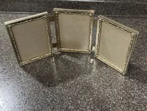 "Marco de fotos vintage triple 5 x 7"" dorado con bisagras de metal ornamentado" - Imagen 1 de 13