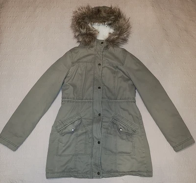 Casaco com capuz feminino Hollister L verde exército Sherpa zíper completo Parka cordão - Imagem 1 de 4