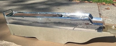 Pontiac Grand Prix 1965 consola central, con inserto de guantera. Foto 1 de 4