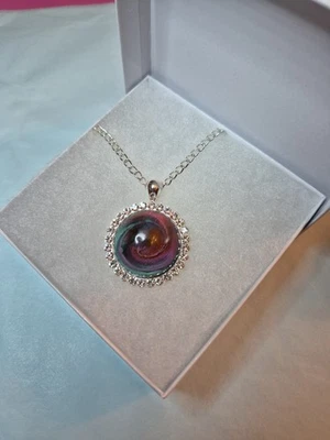 Collar colgante de resina hecho a mano cadena tono plata 18 pulgadas Foto 1 de 4