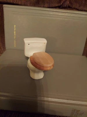 Dollhouse Miniature Bathroom Toilet 1:12 porcelain  - Image 1 of 3