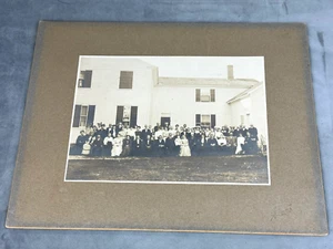 RETRATO DE GRUPO DE TARJETA FOTOGRÁFICA C.1910 con 64 personas ~ ¿Reunión familiar, reunión? - Imagen 1 de 10