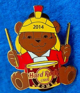 ROM ITALIEN 2014 ROMAN CENTURION SOLDAT TROMMEL TEDDYBÄR Hard Rock Cafe PIN LE - Bild 1 von 2