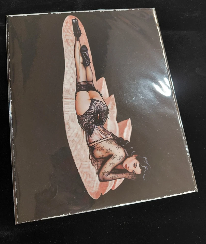 Arte Pinup Firmado Olivia DeBerardinis Dita Von Teese "Cadillac Negro" con Certificado de Autenticidad 8x10" Foto 1 de 2