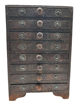 Gabinete organizador de especias para joyería de metal hindú asiático de 8 cajones Foto 1 de 4