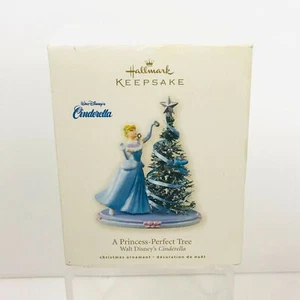 Hallmark Andenken Disneys Aschenputtel "Ein perfekter Baum" Ornament Neu im Karton kostenloser Versand - Bild 1 von 8