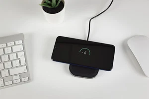 QI schnelles kabelloses Ladegerät Ladepad Matte Metall Apple iPhone Samsung Android usw. - Bild 1 von 5