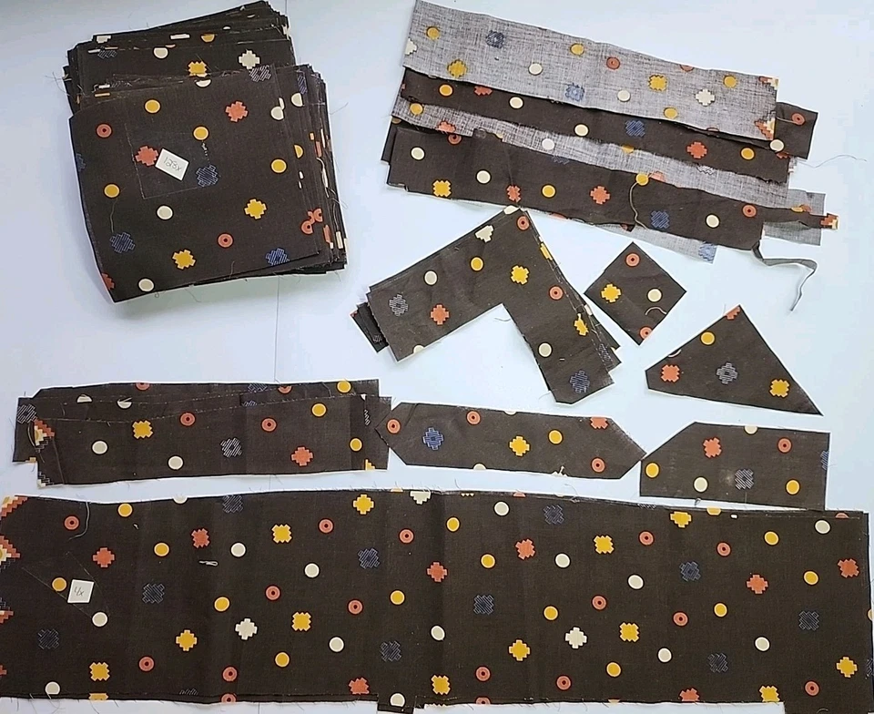 Lote de 149 piezas de restos cuadrados de acolchado precortado geométrico occidental de algodón calicó Foto 1 de 4