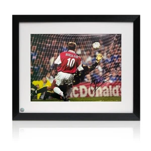 Foto de fútbol firmada por Dennis Bergkamp del Arsenal: Hat-trick. Enmarcado - Imagen 1 de 5