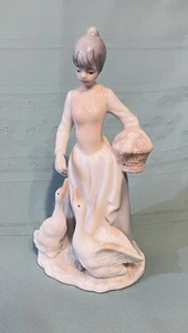 Signora che nutre oche con cesto - Statuina porcellana vintage 8" - Foto 1 di 12