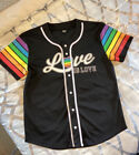 Love is Love groß schwarz Regenbogen kurzärmelig LGBTQ + Stolz SCHARF! Neu mit Etikett