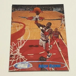 Tarjeta de club de estadio Hakeem Olajuwon 1998-99 - Houston Rockets - Imagen 1 de 1