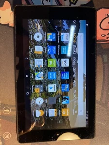 Amazon Kindle with Blue Bumper - Picture 1 of 5