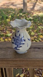 @ 1 Delfter blaue Vase mit Rüschenspitze & Blumenmuster. Misst 3-3/4 Zoll Breite x 5-7 - Bild 1 von 5