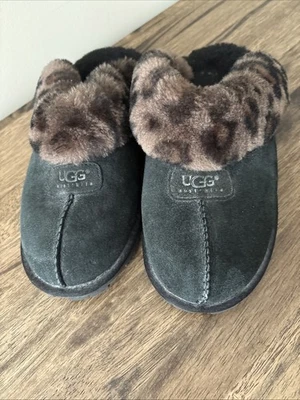 UGG Womens Black Sheep Round Toe Slip On Slippers With Animal Print Size 9 VGC - Image 1 of 4