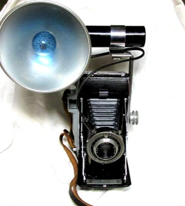 VINTAGE 1950s KODAK TOURIST CAMERA 105mm Lens & w/ FLASH & BULB - Picture 1 of 6