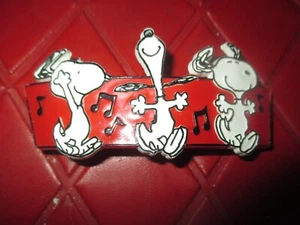 PEANUTS GANG Vintage SNOOPY DANCING TO THE MUSIC Plástico PELO CLIP - AÑOS 80 - Imagen 1 de 3