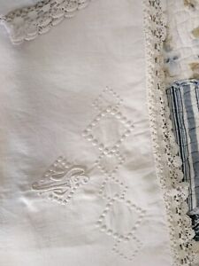 2 anciennes taies d'oreillers en coton blanc brodées Monogramme SP 