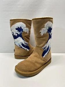 SELTENE UGG Hokusai The Great Wave Stickerei Damen Lammfell Winterstiefel Größe 8 - Bild 1 von 18