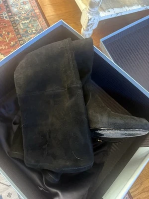 Botas para mujer Prada de gamuza negras de cuero sobre la rodilla con tacón ancho punta redonda  Foto 1 de 3