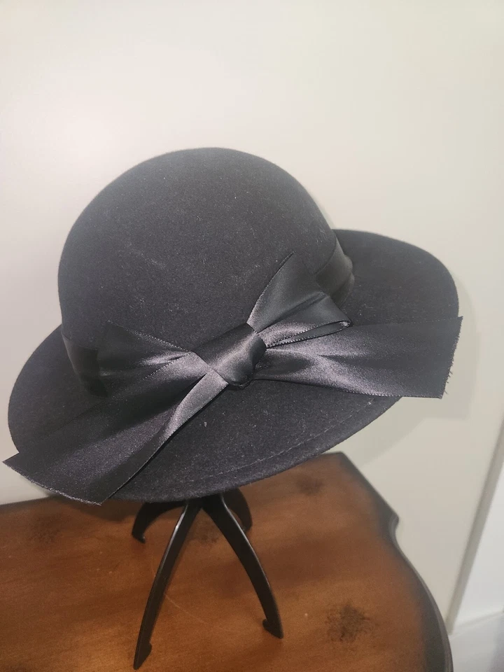Chapéu Cloche Feminino Vintage Preto Liz Claiborne Lã com Acento em Laço de Cetim - Imagem 1 de 1