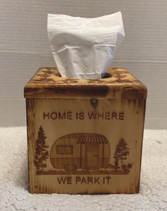 Caja de pañuelos de madera láser gráfico diseño “El hogar es donde lo aparcamos” - Imagen 1 de 8