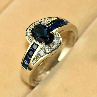 Anillo de compromiso retorcido de zafiro azul ovalado creado en laboratorio de 2 quilates acabado en oro blanco de 14 quilates Foto 1 de 3