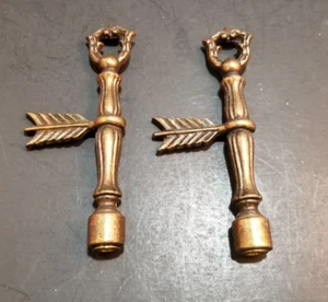 Acabados de lámpara de latón llave de 4 1/2" con par de plumas a juego - Imagen 1 de 3