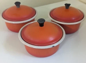 VINTAGE ORANGE 2-CUP Capacity Metal Mini Dutch Ovens ENAMELWARE POT & LID Set x3 - Picture 1 of 12