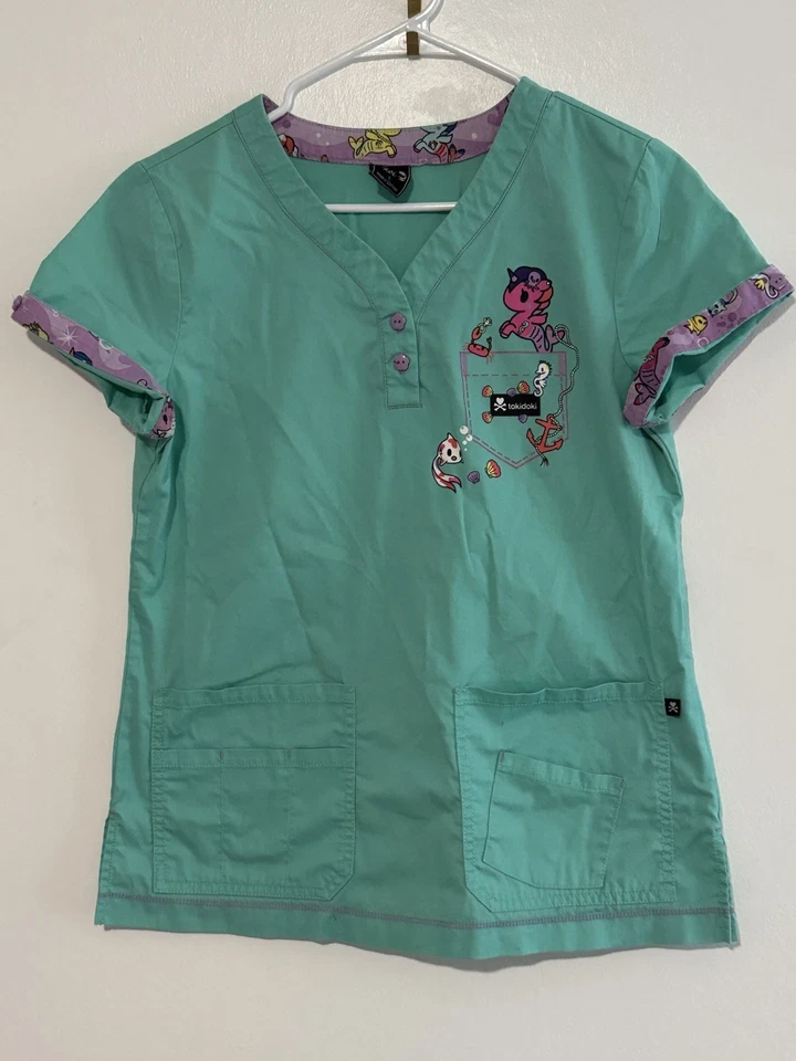 Blusa esfoliante Koi x Tokidoki azul claro unicórnio sereia feminina tamanho pequeno - Imagem 1 de 4