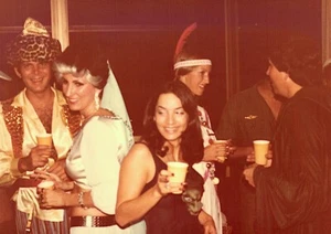 Foto Erwachsene Halloween Party Kostüm Aladdin Dschinn Ich träume von Jeannie Pocahontas - Bild 1 von 1