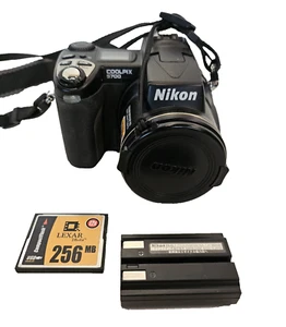 Nikon E5700 5.0MP Digital Camera 256mb CF &/Bat Not Working For Parts Or Repair - Picture 1 of 7