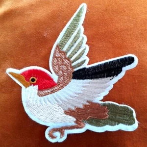 Exotic Bird Patch 10.5 x 9.5 cm Garden Wildlife Embroidered Iron Sew On Nature - Foto 1 di 1