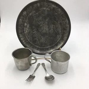 Plato y taza antiguos para niños de 5 piezas taza de peltre de estaño en relieve y cuchara tenedor de plato plateado - Imagen 1 de 12