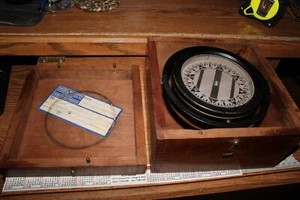 VINTAGE MARITIME POLARIS M.C. CO. FLOATING COMPASS IN WOODEN BOX - Picture 1 of 20