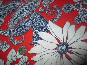 Vintage BLAU WEISSE PAISLEY BLUMEN auf rotem 1970er POLYESTER Stoff - über 1 Yard - Bild 1 von 2